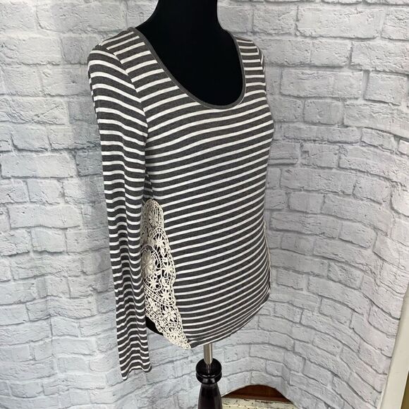 Paper+Tee women M Longsleeve scoopneck stripe top w/lace sides grey & white - Picture 3 of 9